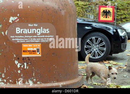 La vettura ufficiale del Presidente tedesco Joachim Gauck parchi accanto a un contenitore di vetro marrone a Berlino, Germania, 09 novembre 2012. Il capo dello stato ha visitato la mostra "7xYoung dell'associazione 'Gesicht Zeigen!', che è dedicato a insegnare ai giovani la storia e racistand antisemitic meccanismi dell'epoca nazista con installazioni artistiche, sul giorno memoriale del Program Foto Stock