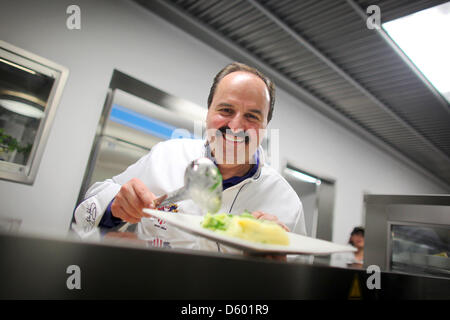 Cuoco Johann Lafer apre ufficialmente la distribuzione del cibo area della mensa presso la palestra am Roemerkastell a Bad Kreuznach, Germania, 09 novembre 2012. Fino a 300 gli allievi ricevono il loro cibo dalla nuova mensa avviato da star cuoco Johann Lafer. Foto: Fredrik von Erichsen Foto Stock