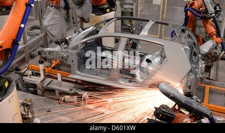 Robot di saldatura assemblaggio al corpo di una nuova Golf 7 in corrispondenza della Volkswagen Sachsen fabbrica in Zwickau, Germania, 09 novembre 2012. Un giorno prima della loro introduzione sul mercato in Germania la produzione è in pieno svolgimento sulla settima generazione del Golf. Foto: HENDRIK SCHMIDT Foto Stock