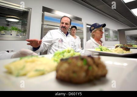 Cuoco Johann Lafer apre ufficialmente la distribuzione del cibo area della mensa presso la palestra am Roemerkastell a Bad Kreuznach, Germania, 09 novembre 2012. Fino a 300 gli allievi ricevono il loro cibo dalla nuova mensa avviato da star cuoco Johann Lafer. Foto: Fredrik von Erichsen Foto Stock