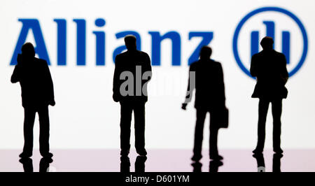 (Illustrazione) Una illustrazione datata 09 novembre 2012 mostra piccole figure di plastica nella parte anteriore del logo della società DAX: Allianz a Berlino, Germania, 09 novembre 2012. Foto: Sven Hoppe Foto Stock