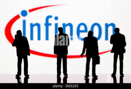 (Illustrazione) Una illustrazione datata 09 novembre 2012 mostra piccole figure di plastica nella parte anteriore del logo della società DAX: Infineon a Berlino, Germania, 09 novembre 2012. Foto: Sven Hoppe Foto Stock