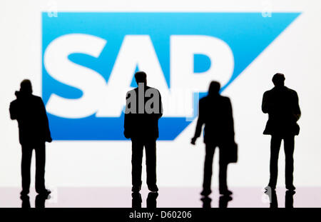 (Illustrazione) Una illustrazione datata 09 novembre 2012 mostra piccole figure di plastica nella parte anteriore del logo della società DAX: SAP a Berlino, Germania, 09 novembre 2012. Foto: Sven Hoppe Foto Stock