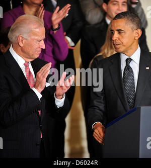 Il Vicepresidente degli Stati Uniti Joe Biden applaude come Stati Uniti Il presidente Barack Obama completa la sua dichiarazione in Oriente stanza della casa bianca a Washington D.C. circa l'azione che egli ritiene necessaria al fine di evitare il "fiscale cliff' automatici di aumenti delle imposte e tagli di spesa dovuta a prendere effetto nel gennaio 2013..Credit: Ron Sachs / CNP Foto Stock