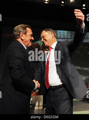 Il DOCUP top candidato per il prossimo Parlamento di stato elezione in Bassa Sassonia, Stephan Weil (r), saluta ex Germania il Cancelliere tedesco Gerhard Schroeder (l) durante lo stato contraente riunione del Sassone inferiore socialdemocratici in Wolfsburg, Germania, 10 novembre 2012. Due mesi prima delle elezioni, le parti dovranno concordare il loro programma elettorale. Foto: JOCHEN LUEBKE Foto Stock