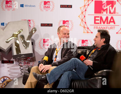 Produttore esecutivo del MTV EMA, Richard Godfrey (l) e Bruce Gillmer pongono nel corso di una conferenza stampa presso la storica Roemer town hall di Francoforte, Germania, 10 novembre 2012. MTV European Music Awards show si svolgerà presso la Festhalle di Francoforte sul Meno, il 11 novembre 2012. Foto: FRANK RUMPENHORST Foto Stock