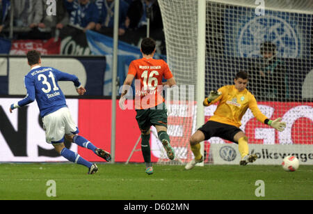 Schalke di Julian Draxler (L) punteggi 2-1 obiettivo passato sistema VIES Brema Zlatko Junuzovic (C) e il portiere Sebastian Mielitz durante la Bundesliga tedesca match tra FC Schalke 04 e SV Werder Bremen a Veltins-Arena a Gelsenkirchen, Germania, 10 novembre 2012. Foto: Daniel Naupold (ATTENZIONE: embargo condizioni! Il DFL permette l'ulteriore utilizzazione di fino a 15 foto (solo n Foto Stock