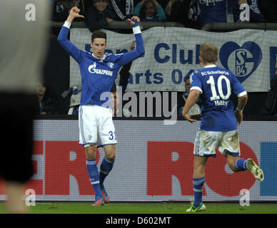 Schalke di Julian Draxler (L) celebra il suo obiettivo 2-1 con Lewis Holtby durante la Bundesliga tedesca match tra FC Schalke 04 e SV Werder Bremen a Veltins-Arena a Gelsenkirchen, Germania, 10 novembre 2012. Foto: Daniel Naupold (ATTENZIONE: embargo condizioni! Il DFL permette l'ulteriore utilizzazione di fino a 15 foto (solo n. sequntial immagini o video-simili serie di pic Foto Stock