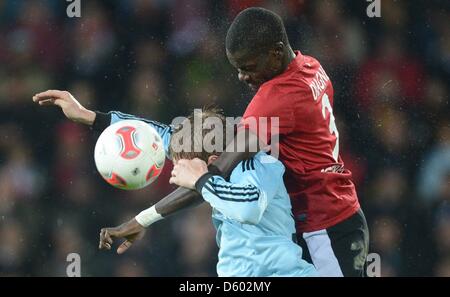 Di Amburgo Artjoms Rudnevs (L) il sistema VIES per la palla con Friburgo's Fallou Diagne durante la Bundesliga tedesca match tra SC Freiburg e Hamburger SV a Mage Solar stadium di Friburgo, Germania, 10 novembre 2012. La partita è finita 0-0. Foto: Patrick Seeger (ATTENZIONE: embargo condizioni! Il DFL permette l'ulteriore utilizzazione di fino a 15 foto (solo n. sequntial immagini o video Foto Stock