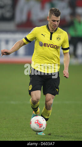 Dortmund Lukasz Piszczek gioca la palla durante la Bundesliga partita di calcio tra FC Augsburg e Borussia Dortmund a SGL Arena di Augsburg, Germania, 10 novembre 2012. Foto: Karl-Josef Hildenbrand Foto Stock