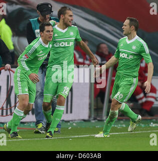 Wolfsburg è Bas possiedi (C) celebra il suo obiettivo 3-0 con i compagni di squadra Marcel Schaefer (L) e Jan Polak durante la Bundesliga partita di calcio tra VfL Wolfsburg e Bayer Leverkusen a Arena Volkswagen a Wolfsburg, Germania, 11 novembre 2012. Foto: Jens WOLF (ATTENZIONE: embargo condizioni! Il DFL permette l'ulteriore utilizzazione di fino a 15 foto (solo n. sequntial immagini o video Foto Stock