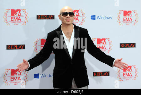 Il rapper Pitbull arriva per gli MTV Europe Music Awards (EMA) 2012 tenutasi presso la Festhalle di Francoforte, Domenica, 11 novembre 2012. Il canale TV musicale la cerimonia di premiazione è nel suo diciannovesimo anno e riconosce il talento sulla scena musicale europea. Foto: Britta Pedersen/dpa Foto Stock