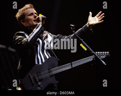 Matthew Bellamy, cantante della band britannica Muse, esegue durante gli MTV Europe Music Awards (EMA) 2012 tenutasi presso la Festhalle di Francoforte, Domenica, 11 novembre 2012 nel 'Best Top' categoria. Il canale TV musicale la cerimonia di premiazione è nel suo diciannovesimo anno e riconosce il talento sulla scena musicale europea. Foto: Arne Dedert/dpa +++(c) dpa - Bildfunk+++ Foto Stock