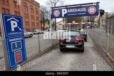 Vista dell'ingresso per il parco auto Luisenplatz/Sanssouci a Potsdam, Germania, 10 novembre 2012. Il parcheggio ha vinto un rating da automobile club tedesco ADAC, guadagnando il marchio nel suo complesso "bene". 40 parcheggi in tutta la Germania sono stati testati. Foto: Nestor Bachmann Foto Stock