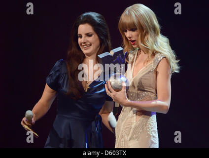 Noi cantante Taylor Swift (R) celebra il suo premio per la "Migliore Femmina' accanto a noi la cantante Lana Del Rey a MTV Europe Music Awards (EMA) 2012 tenutasi presso la Festhalle di Francoforte, Domenica, 11 novembre 2012 nel 'Best Top' categoria. Il canale TV musicale la cerimonia di premiazione è nel suo diciannovesimo anno e riconosce il talento sulla scena musicale europea. Foto: Arne Dedert/dpa +++(c) dpa - Bildfunk+++ Foto Stock