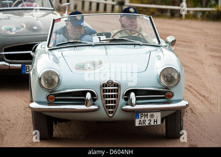 Una Alfa Romeo Giulietta Spider è raffigurato durante il Oldtimer Rallye "Revival' Berlino a Trabrennbahn Mariendorf a Berlino, Germania, 10 novembre 2012. Più di 50 automobili storiche competere per la velocità massima, alcuni di essi sono pilotati da ex sportivi del motore. Foto: Robert Schlesinger Foto Stock