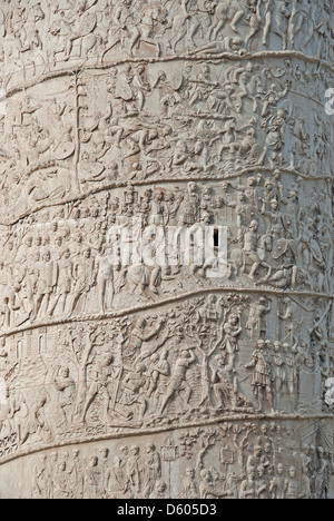 Roma, Italia. Dettaglio sulla Colonna di Traiano nel Foro di Traiano, commemorando l'imperatore della vittorie in Dacia. Foto Stock
