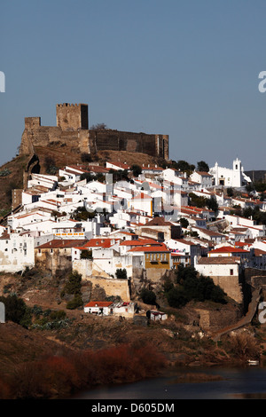 Case bianche sopra il fiume Guadiana a Mertola in Portogallo per quanto riguarda la regione Alentejo. Foto Stock