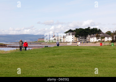 Vista a nord verso la città balneare di Largs accanto al Firth of Clyde nel Nord Ayrshire, Scozia, Regno Unito Foto Stock