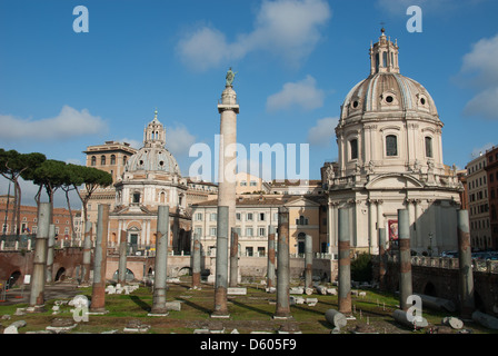 Roma, Italia. Il Foro di Traiano, Colonna di Traiano e le chiese di San Maria di Loreto e San Nome di Maria. 2013. Foto Stock