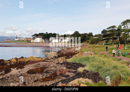 Vista a nord verso la città balneare di Largs accanto al Firth of Clyde nel Nord Ayrshire, Scozia, Regno Unito Foto Stock