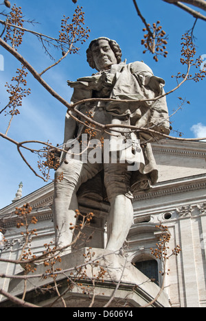 Roma, Italia. Una statua del poeta e librettista Pietro Metastasio (1698-1782) sulla Piazza della Chiesa Nuova. 2013. Foto Stock