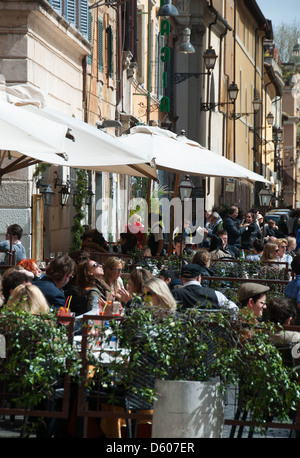 Roma, Italia. Caffetterie e ristoranti sulla piazza Santa Maria in Trastevere. 2013. Foto Stock