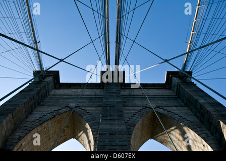 Il Ponte di Brooklyn e di dettaglio, bridge piers, Lower Manhattan, New York New York, Stati Uniti d'America - immagine presa dal suolo pubblico Foto Stock