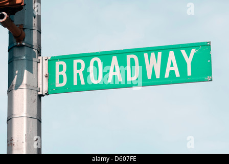 Broadway, strada segno nella città di New York, New York, USA, America del Nord - immagine presa dal suolo pubblico Foto Stock