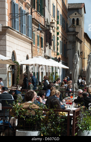 Roma, Italia. Caffetterie e ristoranti sulla piazza Santa Maria in Trastevere. 2013. Foto Stock