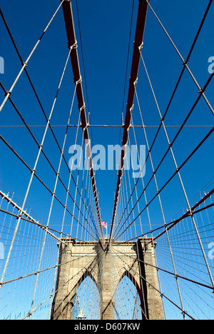 Il Ponte di Brooklyn e di dettaglio, bridge piers, Lower Manhattan, New York New York, Stati Uniti d'America - immagine presa dal suolo pubblico Foto Stock