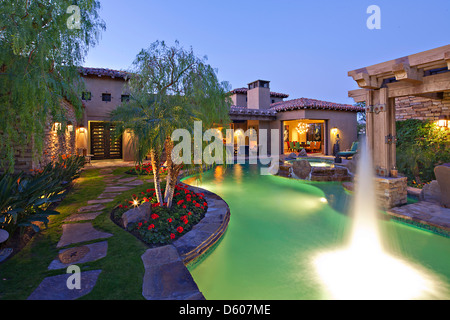 Tiro fuori acqua esterno della casa con piscina idromassaggio Foto Stock