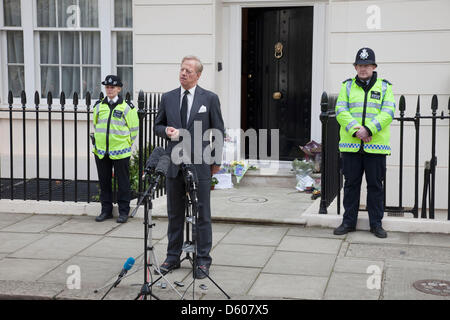 Londra, Regno Unito. Il 10 aprile 2013. Marco Thatcher, figlio dell ex primo ministro britannico Margaret Thatcher, fa una dichiarazione al di fuori della sua defunta madre in casa di Londra. Credito: Michael Kemp / Alamy Live News Foto Stock