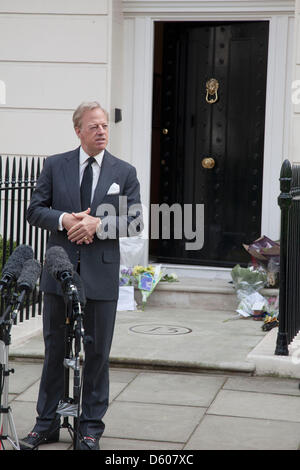 Londra, Regno Unito. Il 10 aprile 2013. Marco Thatcher, figlio dell ex primo ministro britannico Margaret Thatcher, fa una dichiarazione al di fuori della sua defunta madre in casa di Londra. Credito: Michael Kemp / Alamy Live News Foto Stock