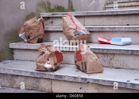 Fast food packaging a sinistra in strada. 2013. Foto Stock