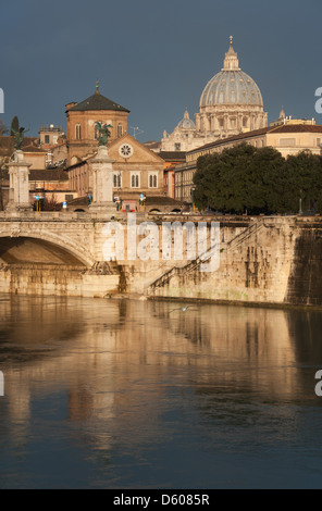 Roma, Italia. Un primo mattino vista sul fiume Tevere, il Ponte Vittorio Emanuele II e la Basilica di San Pietro. 2013. Foto Stock
