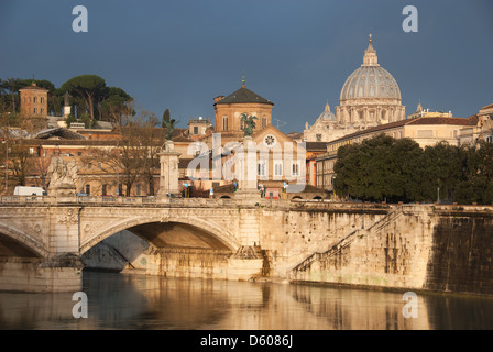 Roma, Italia. Un primo mattino vista sul fiume Tevere, il Ponte Vittorio Emanuele II e la Basilica di San Pietro. 2013. Foto Stock
