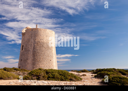 Torre di avvistamento di Ses Portes nel Parco Naturale di Ses Salines a Sant Francesc de S'Estany, Ibiza, Illes Balears, Spagna Foto Stock