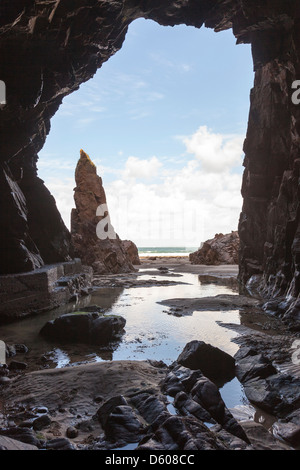 Ingresso alla Grotta Plemont con ago Rock, Jersey, Isole del Canale, REGNO UNITO Foto Stock