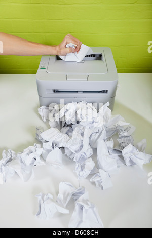 Immagine ritagliata di imprenditore il lato utilizzando una stampante con carta sfere scrivania Foto Stock