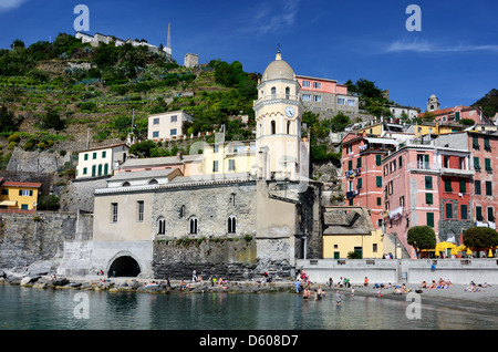 Vernazza village in Cinque Terre, Mare mediterraneo in Italia Foto Stock