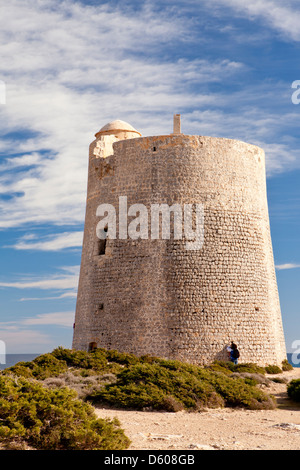 Torre di avvistamento di Ses Portes nel Parco Naturale di Ses Salines a Sant Francesc de S'Estany, Ibiza, Illes Balears, Spagna Foto Stock