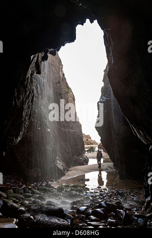 Cascata grotta presso la spiaggia Plemont, Jersey, Isole del Canale, REGNO UNITO Foto Stock