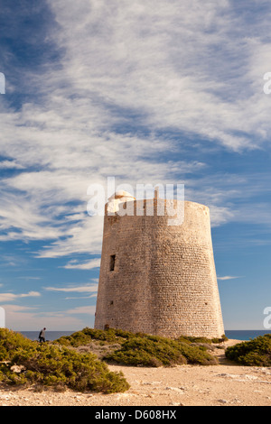 Torre di avvistamento di Ses Portes nel Parco Naturale di Ses Salines a Sant Francesc de S'Estany, Ibiza, Illes Balears, Spagna Foto Stock