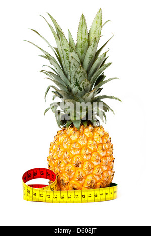 L'ananas e il giallo del nastro di misurazione isolata su bianco Foto Stock