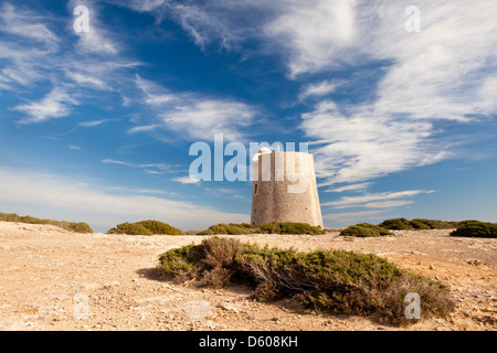 Torre di avvistamento di Ses Portes nel Parco Naturale di Ses Salines a Sant Francesc de S'Estany, Ibiza, Illes Balears, Spagna Foto Stock