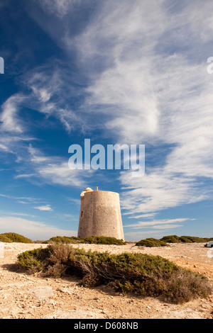 Torre di avvistamento di Ses Portes nel Parco Naturale di Ses Salines a Sant Francesc de S'Estany, Ibiza, Illes Balears, Spagna Foto Stock