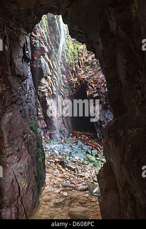 Cascata grotta presso la spiaggia Plemont, Jersey, Isole del Canale, REGNO UNITO Foto Stock