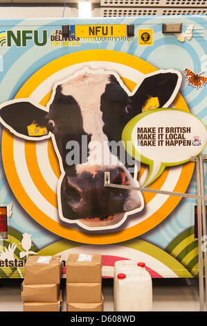 Norwich, Norfolk, Regno Unito. Il 10 aprile 2013. Un segno NFU a molla Fling Festival country fair a Norfolk Showground. Credito: T.M.O.News/Alamy Live News Foto Stock