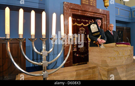 Alexander Zakharenco (L) e Presidente della Congregazione Ebraica in Turingia Reinhard Schramm reciti la cerimonia che si svolgerà più tardi nello stesso giorno presso la Nuova Sinagoga di Erfurt, Germania, 10 aprile 2013. Due rabbini erano stati ordinati in una cerimonia che si è svolta il giorno stesso. Essi stanno andando a servire le congregazioni ebraiche in Hameln e Dresda. Foto: MARTIN SCHUTT Foto Stock